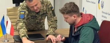 Перші українці-добровольці у Польщі вже підписали контракт із ЗСУ