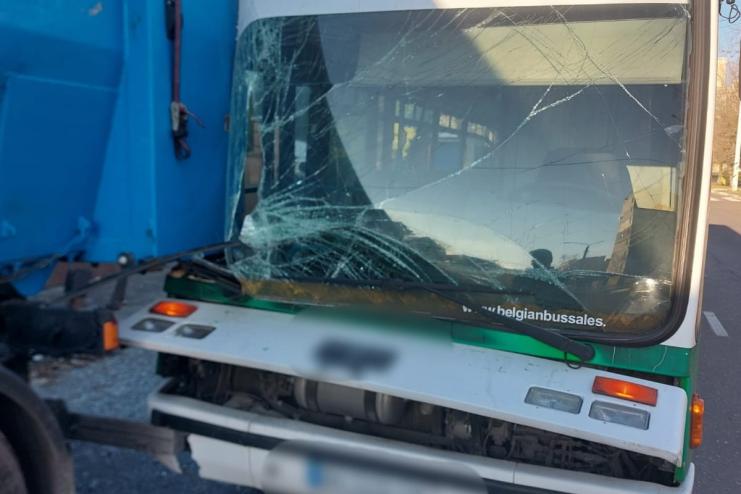 На Одещині автобус врізався в припаркований тягач: травмовано 11 людей
