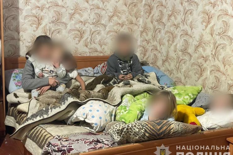 Крики малюків почула перехожа: на Одещині горе-мати покинула шістьох маленьких дітей і поїхала 