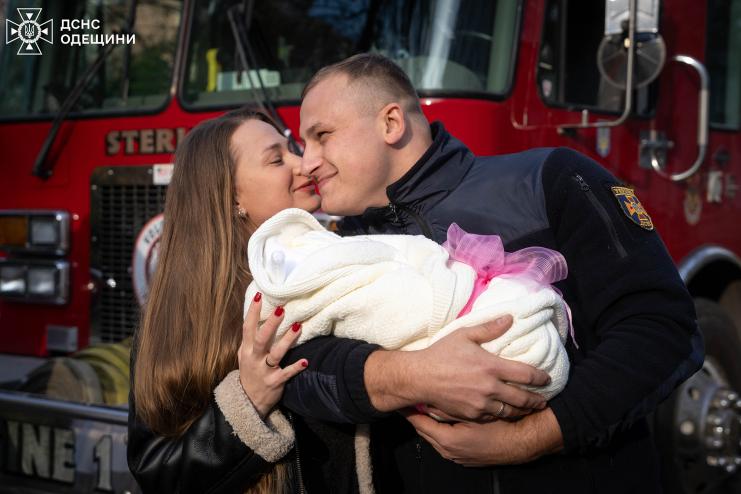 З пологового будинку – на пожежній автівці: на Одещині рятувальник влаштував незвичайну зустріч дружині з пологового