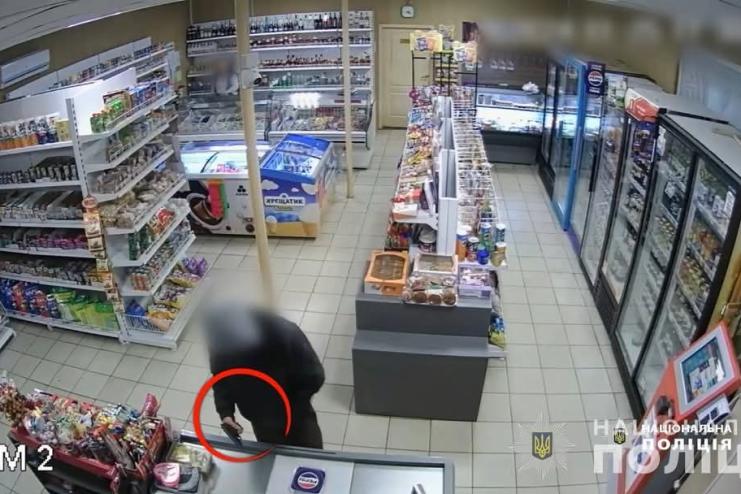 В Одесі поліцейські розшукали та затримали місцевого жителя, який скоїв розбійний напад на працівницю крамниці