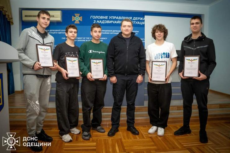 Рятувальники відзначили Подяками юнаків, що допомогли в порятунку людей 