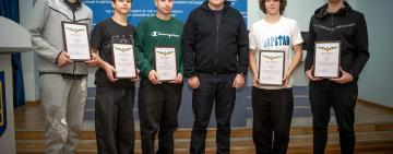 Рятувальники відзначили Подяками юнаків, що допомогли в порятунку людей 