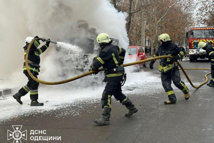 В Ізмаїлі рятувальники загасили палаюче авто