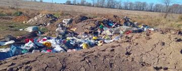 Масштабне сміттєзвалище виявили на околиці однієї з громад в Одеській області 