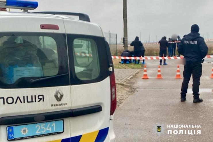 На дорозі в Одеській області виявлено труп жінки з ознаками насильницької смерті