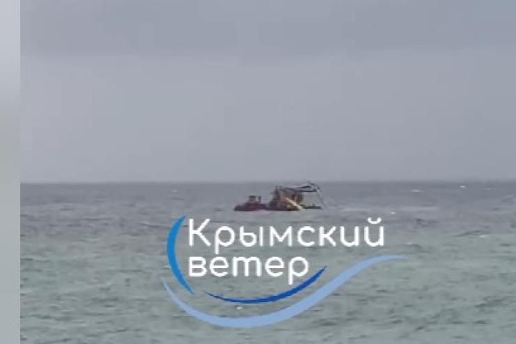 У Чорному морі тоне російський плавкран: третє судно за день