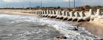 На узбережжі Тузлівських лиманів пересунули понад 450 тетраподів: еколог про марнотратство