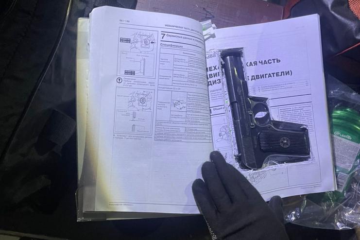 49-річний чоловік намагався вивезти до Румунії пістолет у незвичному сховку