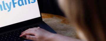 Модель Onlyfans та Pornhub похвалилася манікюрниці в Одесі великими заробітками, а та здала її поліції, — ухвала суду