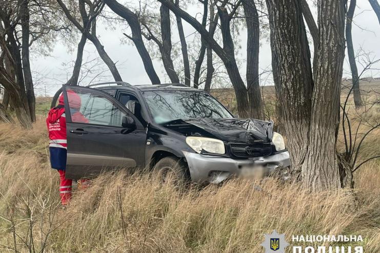 Водій загинув на місці: на Одещині легковик влетів у дерево