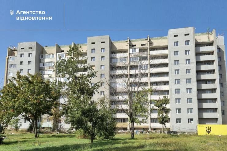 Відбудова постраждалого внаслідок ракетного обстрілу будинку у Сергіївці: роботи тривають (відео)