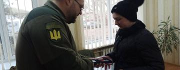 Дружині безвісти зниклого військового з Арцизької громади передали нагороду чоловіка 