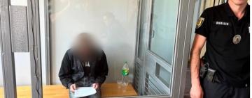 26-річний житель Подільського району, якого поліцейські викрили у заподіянні смертельних тілесних ушкоджень батькові, отримав обвинувальний вирок суду