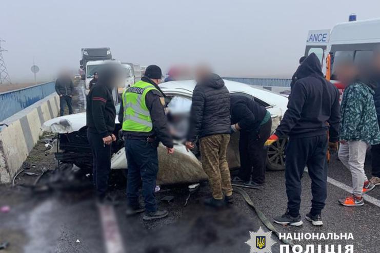 Поліцейські з’ясовують обставини ДТП на трасі Одеса-Рені, внаслідок якої постраждала родина з Миколаївщини