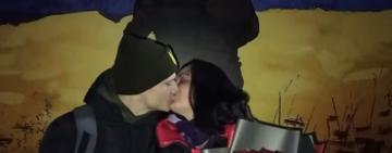 Нещодавно звільнений з полону прикордонник о.Зміїний зробив пропозицію коханій дівчині