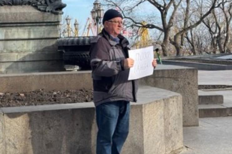 В Одесі група людей вийшла на пікет: вимагали відновити памʼятник Висоцькому