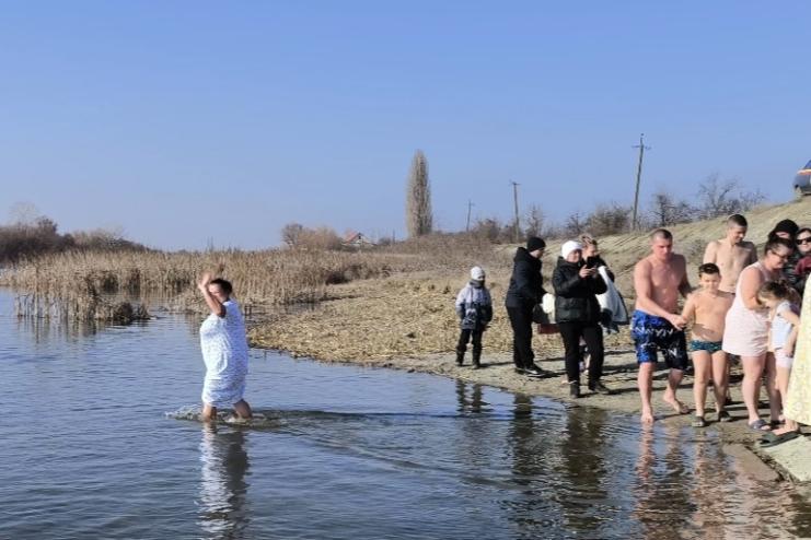 Занурювались дорослі і діти: в Кілії на Хрещення традиційно купались в Дунаї (фото)