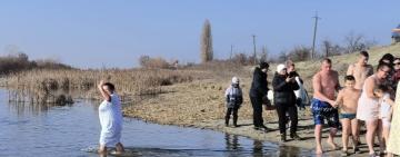 Занурювались дорослі і діти: в Кілії на Хрещення традиційно купались в Дунаї (фото)