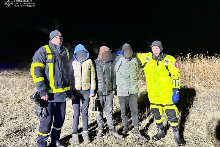 На Одещині рятувальники врятували двох підлітків з тонкої криги ставка