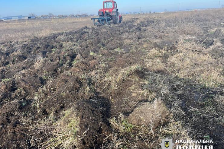 Протиправне розорювання землі в Татарбунарській громаді: поліцейські викрили порушника