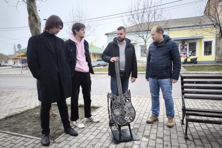 У Кілії з'явився новий арт-обʼєкт: унікальна гітара, створена хірургом Романом Ольховським