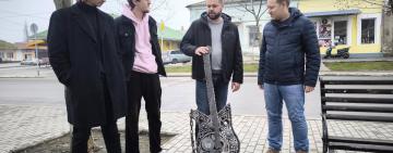 У Кілії з'явився новий арт-обʼєкт: унікальна гітара, створена хірургом Романом Ольховським