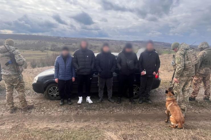 Заїхали в багнюку та намагалися втекти: на Одещині затримали водія та чотирьох його попутників