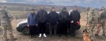 Заїхали в багнюку та намагалися втекти: на Одещині затримали водія та чотирьох його попутників