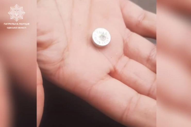 Одеські патрульні врятували дворічного хлопчика, який задихався через батарейку у носі