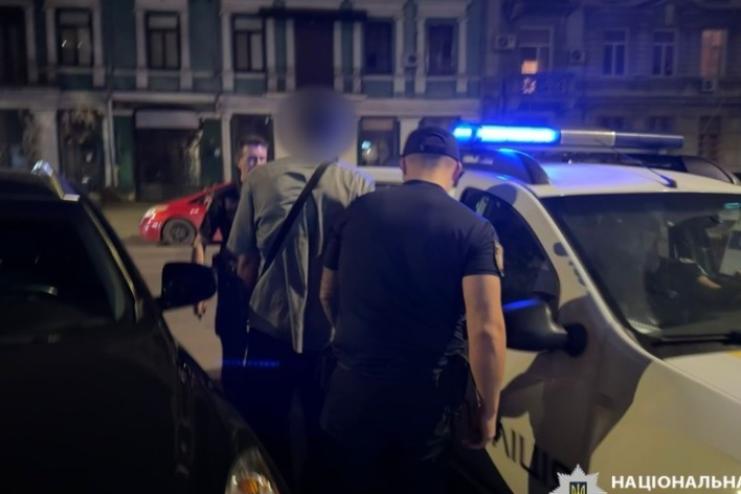 Нещадно побив літнього чоловіка та залишив без свідомості під парканом: за доказами поліцейських судитимуть 31-річного жителя Одеси