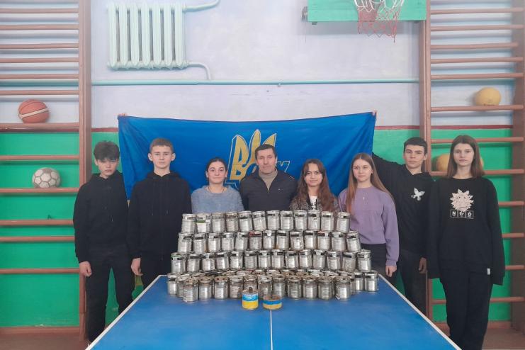 Тепло для фронту: учні ліцею Бессарабської громади виготовляють окопні свічки для воїнів ЗСУ