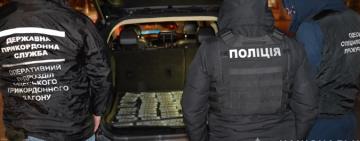 15 000 доларів за відстрочку від мобілізації: поліцейські викрили 37-річного одесита в організації незаконного переправлення  чоловіків через кордон