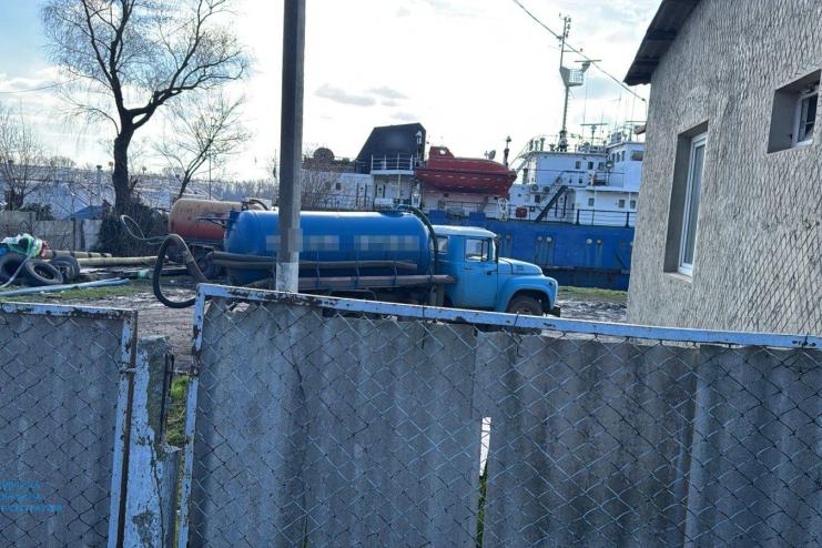 Незаконний злив токсичних відходів на Одещині: викрито злочинне угруповання на чолі з депутатом