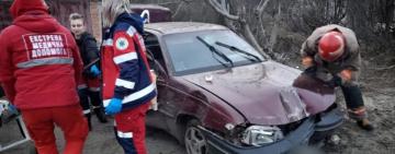 Сьогодні на Одещині рятувальники деблокували чоловіка з понівеченої автівки