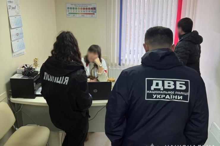 В Одесі затримали лікарку, яка за 4500 доларів обіцяла військовому «організувати» звільнення зі служби