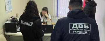 В Одесі затримали лікарку, яка за 4500 доларів обіцяла військовому «організувати» звільнення зі служби