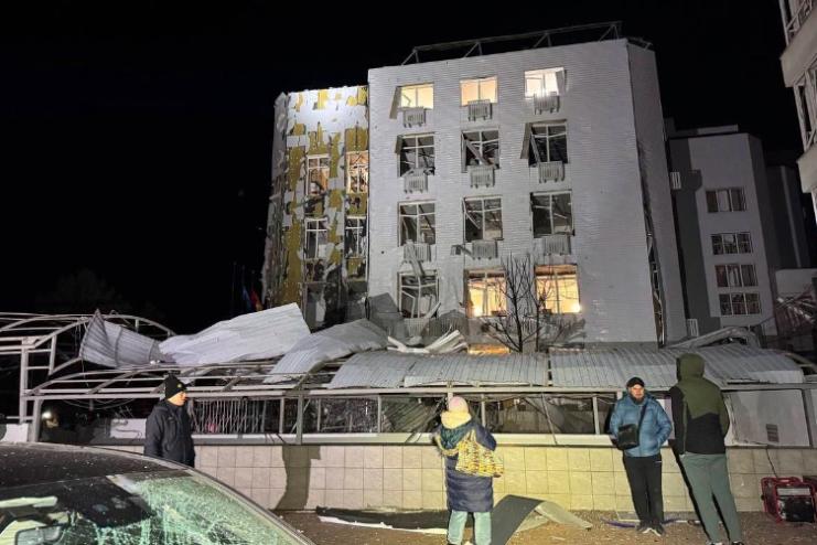 Внаслідок нічного  масованого ворожого удару по густонаселеному  району Одеси відсутнє електро-, водо, та теплопостачання