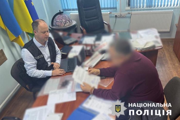 Вимагав у підприємця 12 тис. дол. за вирішення земельного питання: на Одещині поліцейські викрили голову однієї з селищних рад у зловживанні впливом