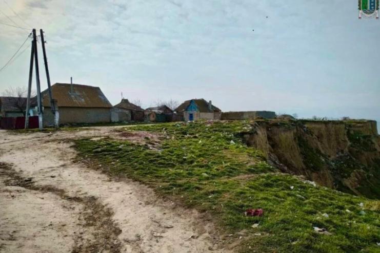В селі Озерне Ізмаїльського району намагаються врятувати будинки від обрушення берега