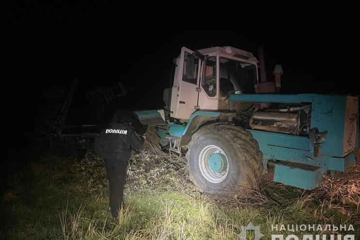 Не мав бажання йти пішки: житель Ізмаїльщини угнав трактор і залишив у полі