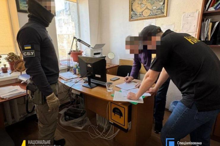 В Одеській області викрили суддівську корупційну схему: штампували рішення для незаконного виїзду за кордон