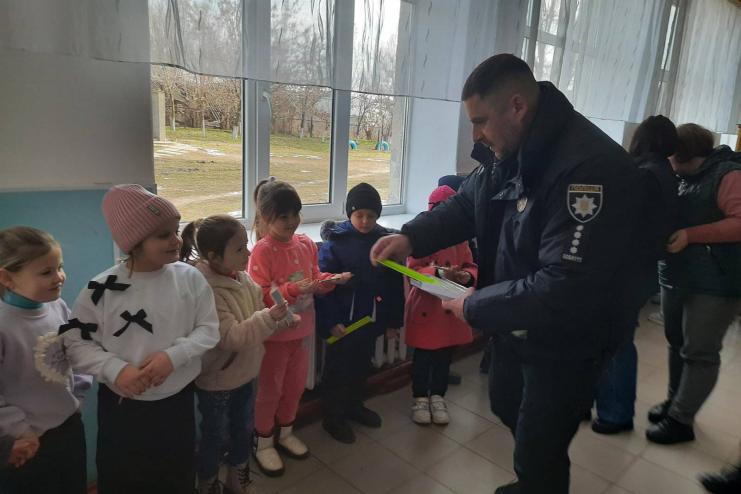 Офіцер громади на Одещині запровадив чудову ініціативу задля безпеки дітей на дорогах