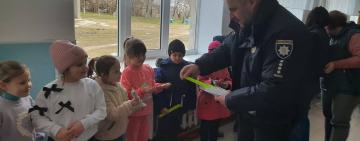 Офіцер громади на Одещині запровадив чудову ініціативу задля безпеки дітей на дорогах