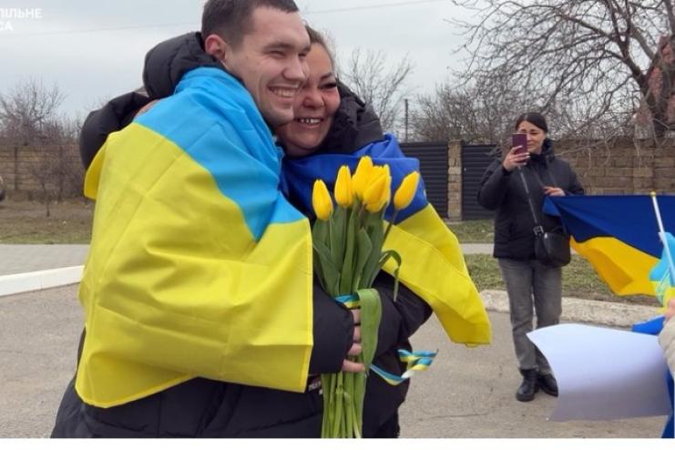 На Одещині після трьох років полону зустріли захисника Зміїного