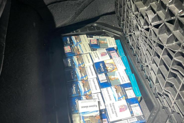 Одеські митники виявили контрабанду тютюнових виробів у схованці автомобіля