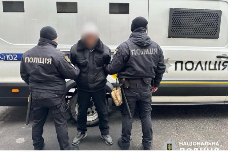 Поліцейські затримали чоловіка, який на замовлення підпалив автівку в житловому кварталі Одеси