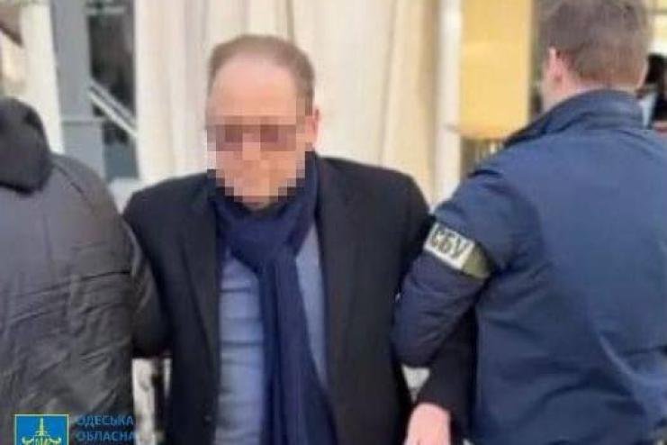 2 000 доларів за “зелене світло”: посадовця Одеської міськради викрито на хабарі