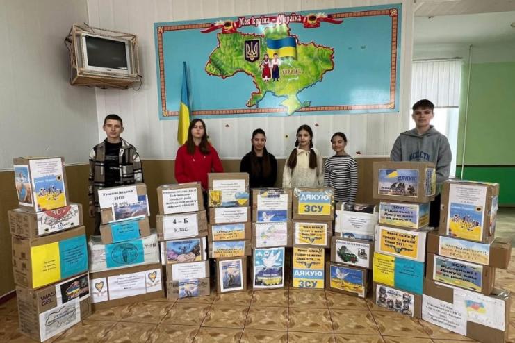 Учні Утконосівського ЗЗСО зібрали "Коробку подяки для ЗСУ"