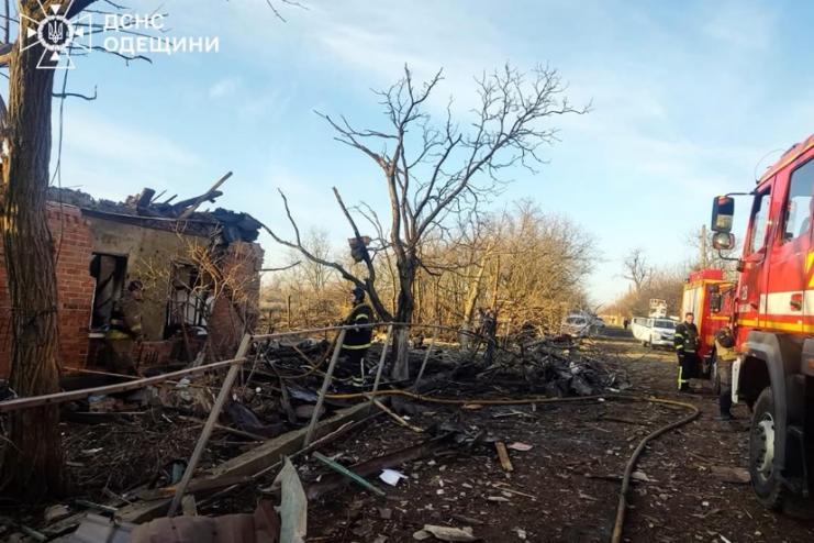 Рятувальники ліквідували пожежу, спричинену ворожою атакою в Подільському районі